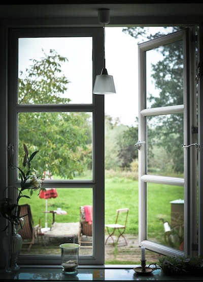 Blick aus der Küche in den Garten.